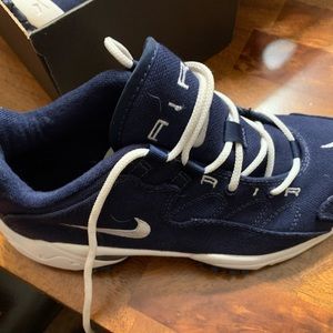 Never worn new Nikes women’s sneakers